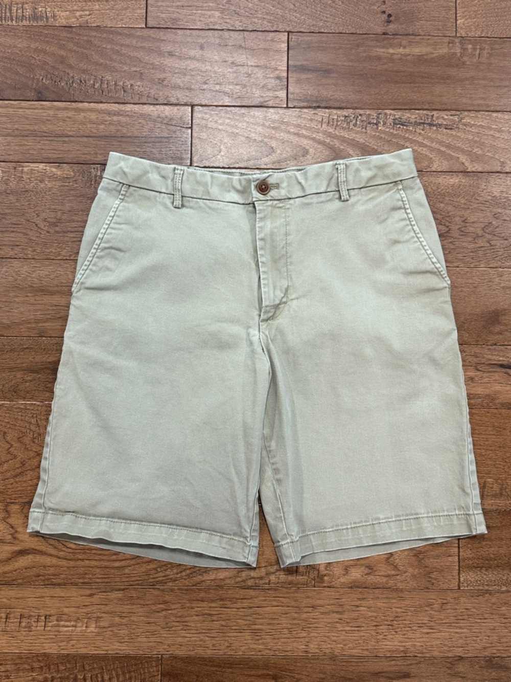 IZOD EST. 1997 Men’s Tan Khaki Shorts - Size 32